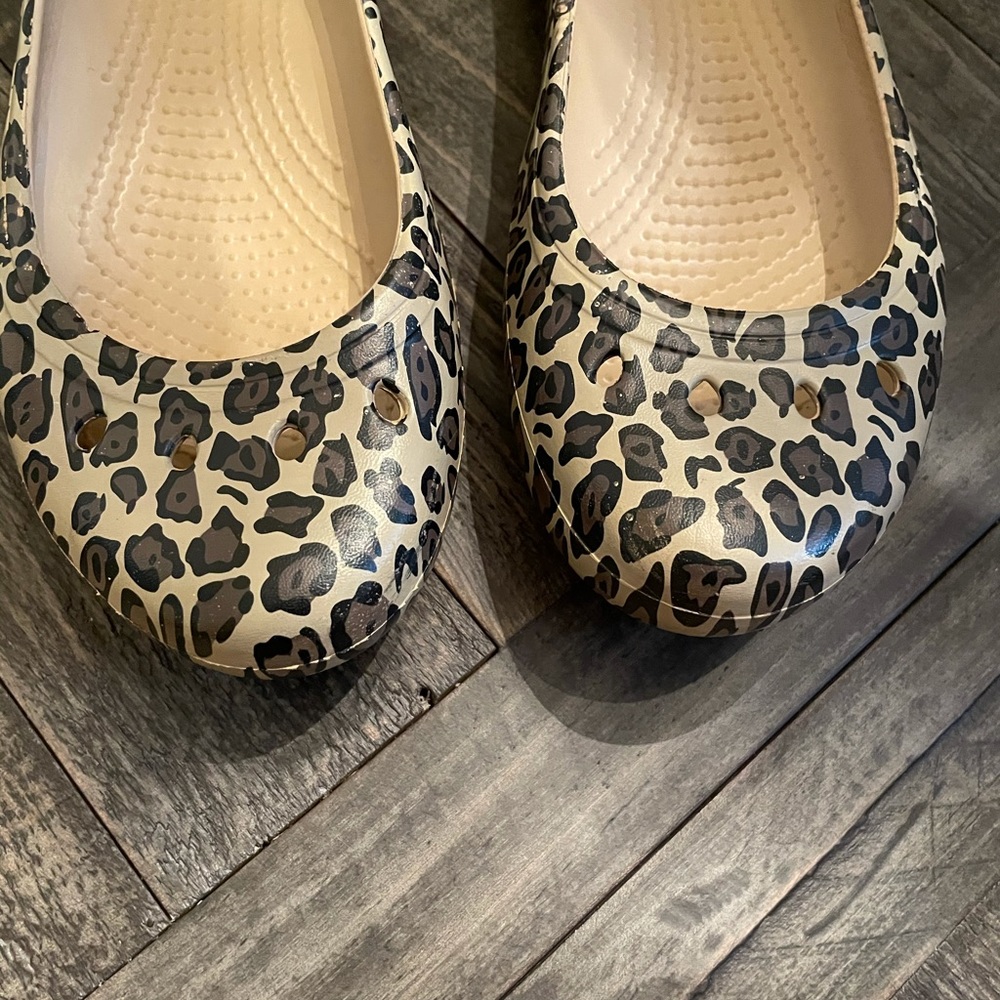 Crocs Kadee leopard flat shoe size 7 - Picture 2 of 9